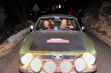 10 sekunder til start: Bent Mikkelsen og Jens Gandrup har fuld koncentration på inden startlyset tænder på sidste specialetape i Rallye Monte-Carlo Historique.